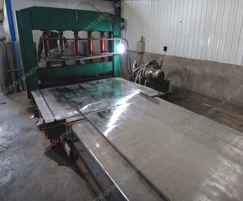 Screen pulling machine